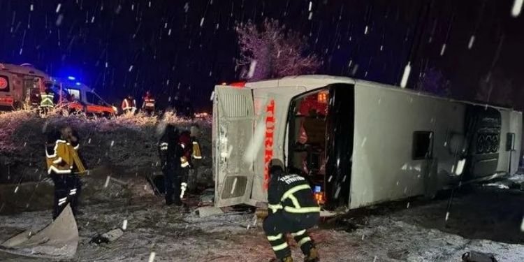 Kastamonu’da yolcu otobüsü devrildi: 6 kişi öldü, 33 yaralı