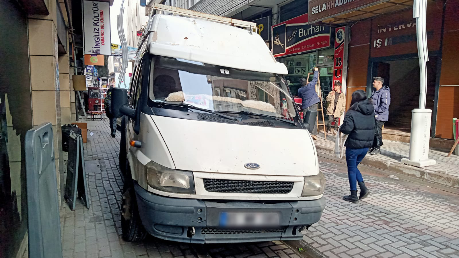 Van’da araçlar kaldırıma park edilince yayalar yolda yürüyor