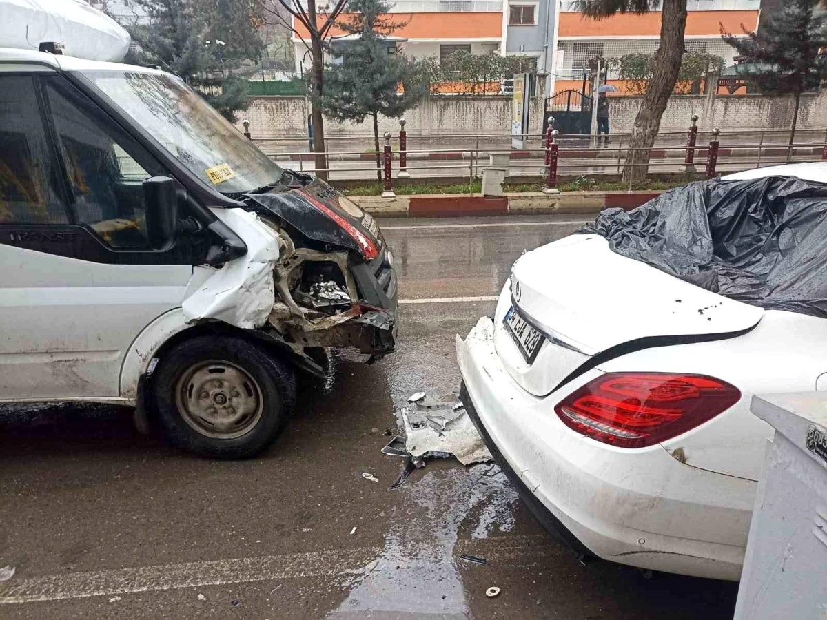 Siirt’te zincirleme trafik kazası: 3 araçta maddi hasar