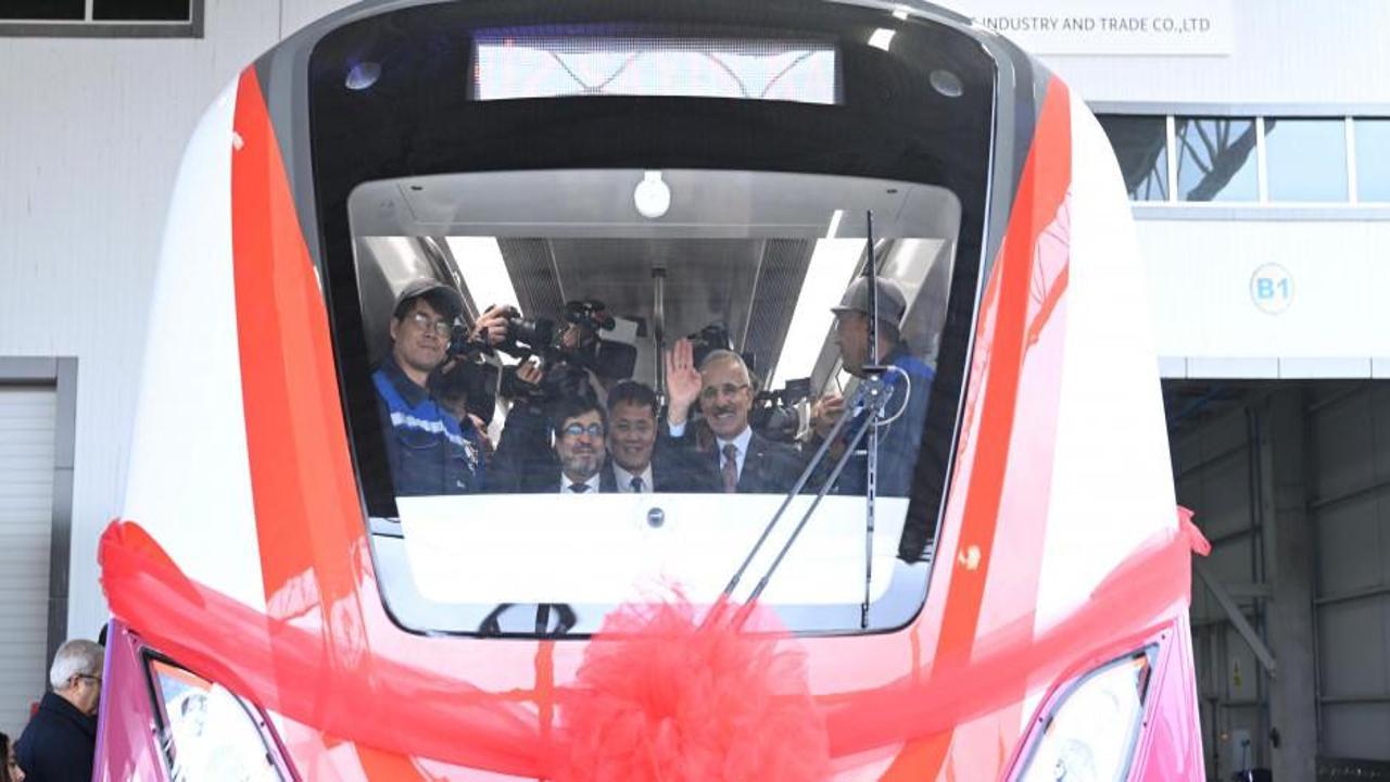 Sürücüsüz yerli tren seti raylara çıkmaya hazır