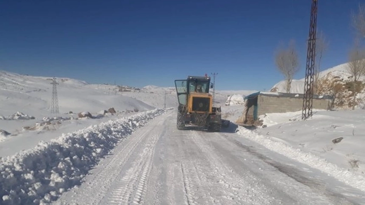 Van’da 27 yerleşim yeri ulaşıma kapandı