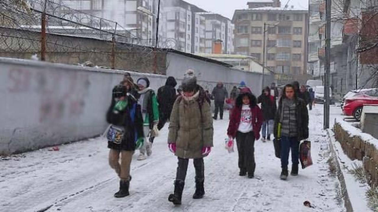 Van’ın 3 ilçesinde kar yağışından dolayı eğitime ara verildi