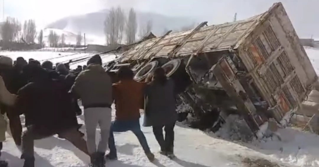 Van’da yan yatan kamyonu el birliği ile kaldırdılar