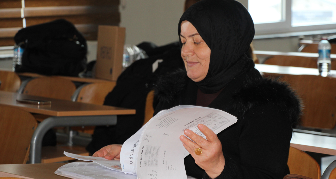 56 yaşında üniversite kazandı, şimdi hemşire olmak için dirsek çürütüyor