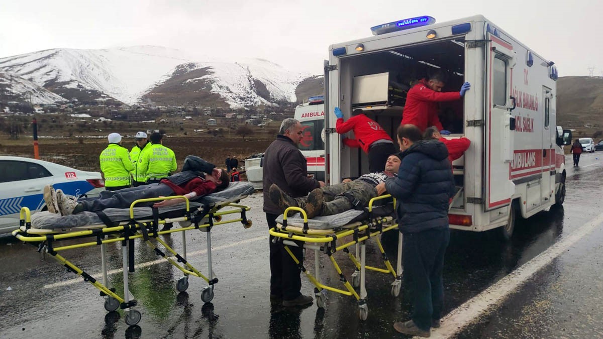 Van’da feci kaza: 20 yaralı