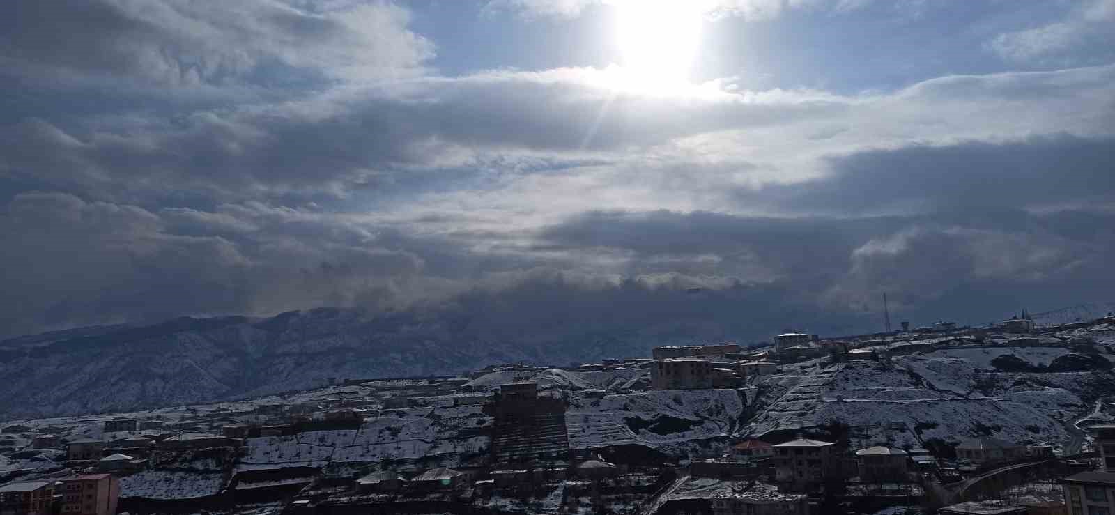 Derecik’te 2 bin 487 rakımlı Balkayalar Dağı’nın karla güzelliği