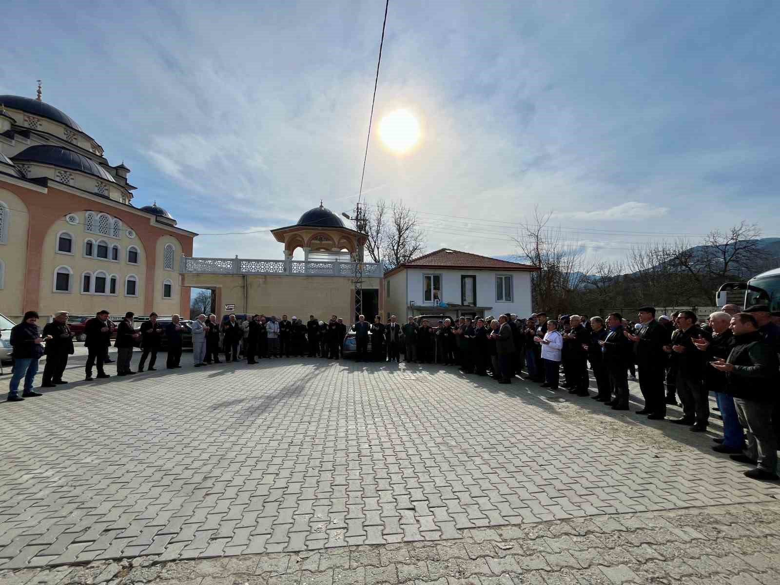 Umre için kutsal topraklara giden kafile dualarla uğurlandı