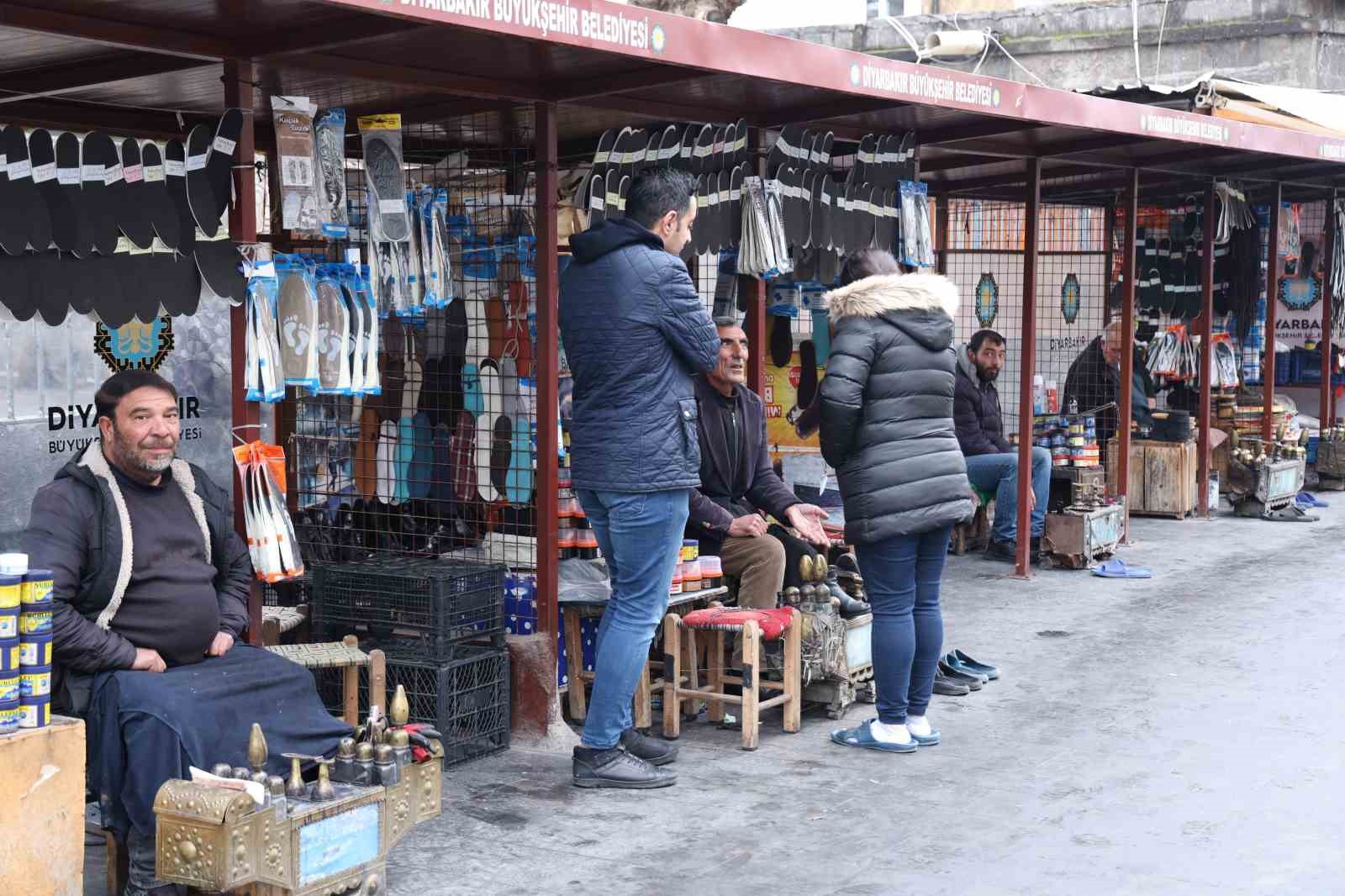 73 yaşındaki “Boyacı Mehmet dayı” 46 yıldır aynı yerde ayakkabı boyuyor