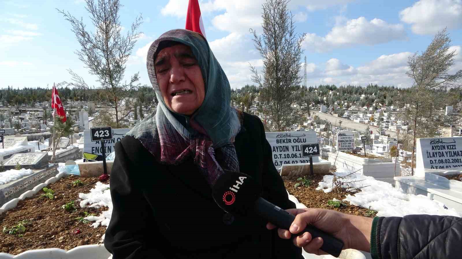 Depremde oğlunu, gelinini ve torunlarını kaybeden yaşlı kadın mezarlıktan ayrılamıyor