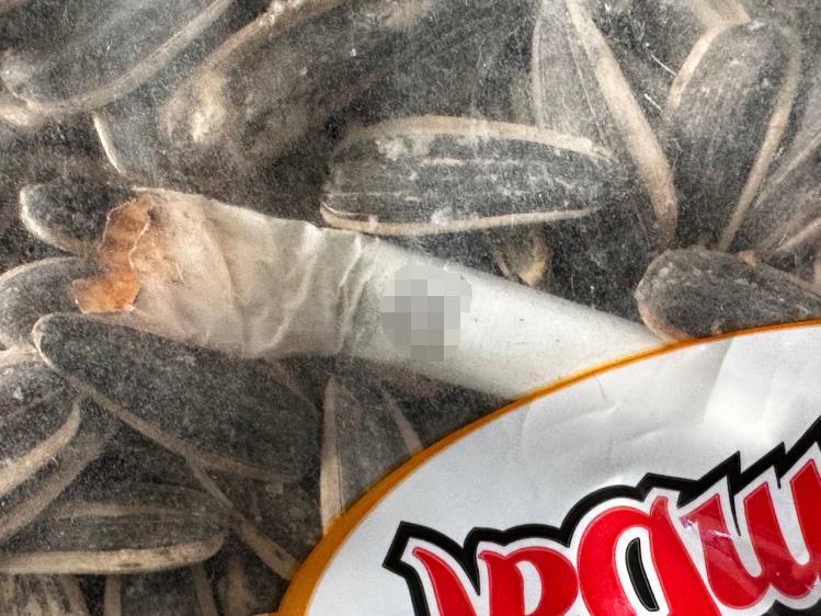 BİM’den aldığı çekirdek poşetinden sigara izmariti çıktı