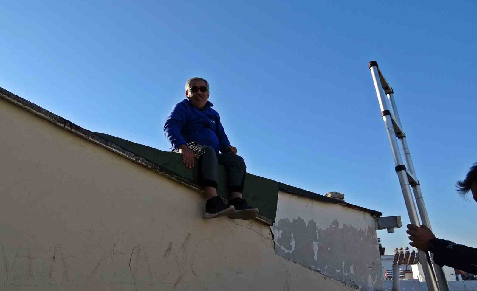 “Uyduda parazit var” deyip çatıya çıktı, 2 metre yükseklikte mahsur kaldı