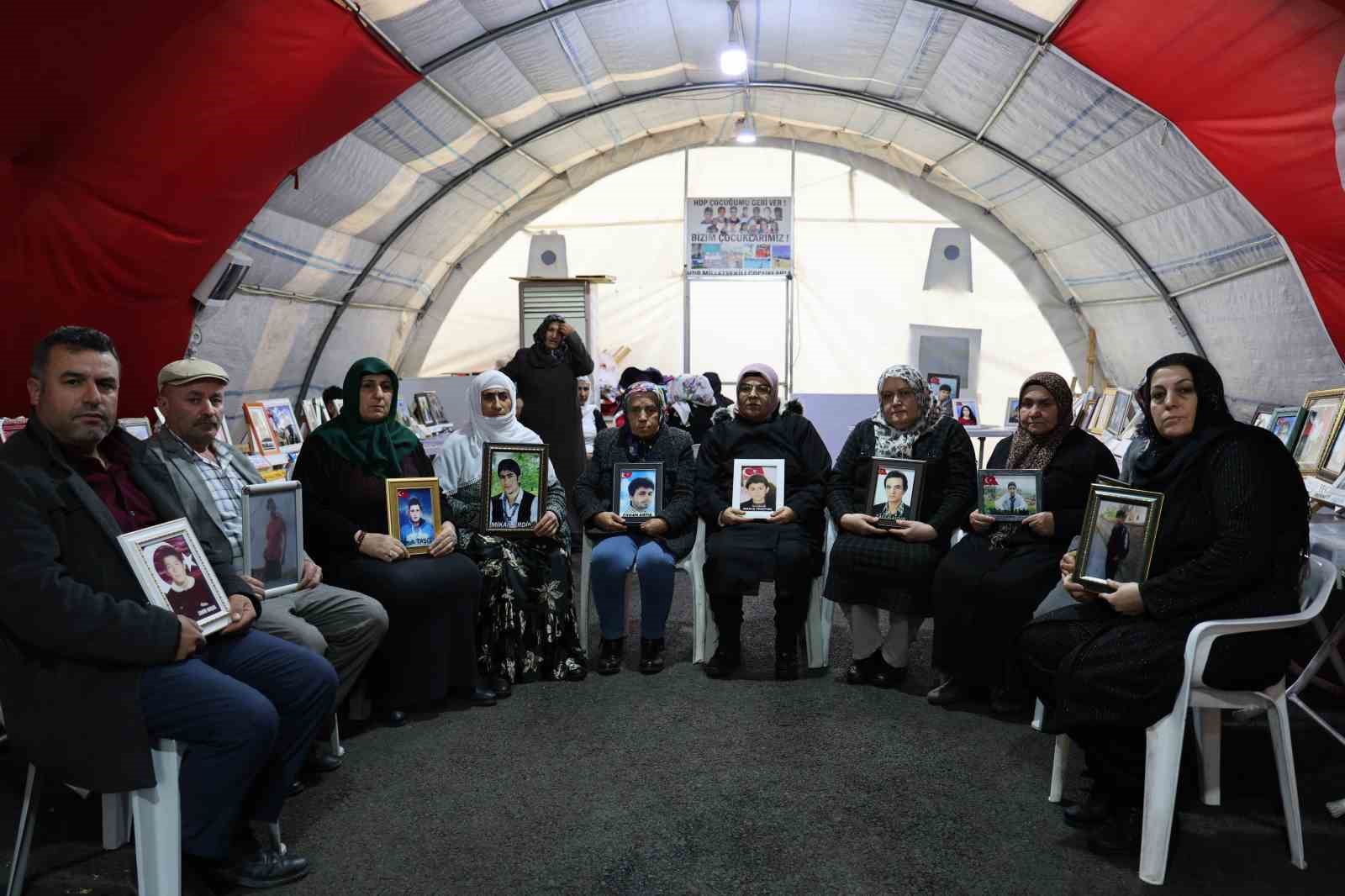 Evlat nöbetindeki ailelerden çocuklarına ‘teslim ol’ çağrısı