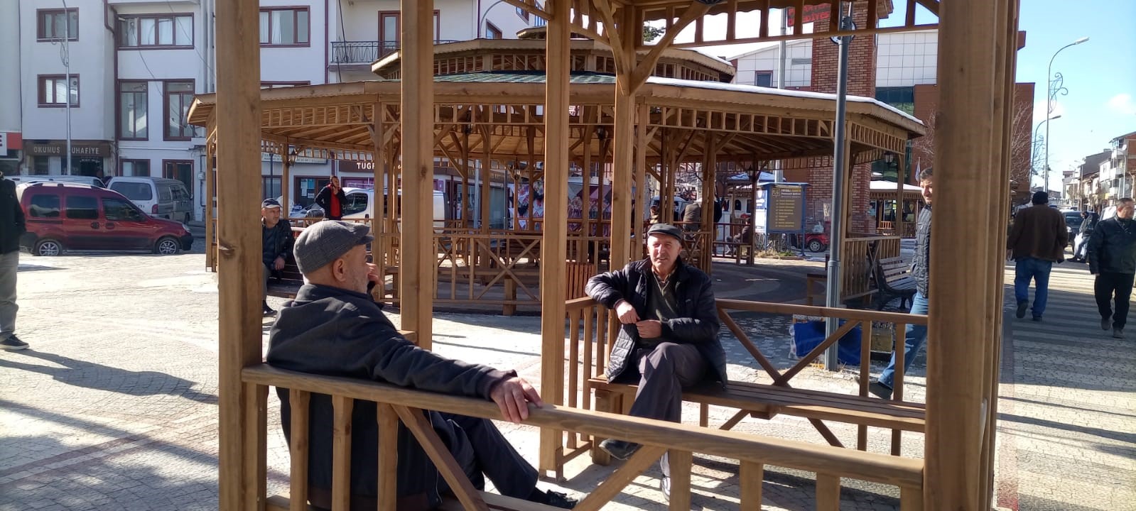 Pazaryeri’nde güneşi gören parka koştu