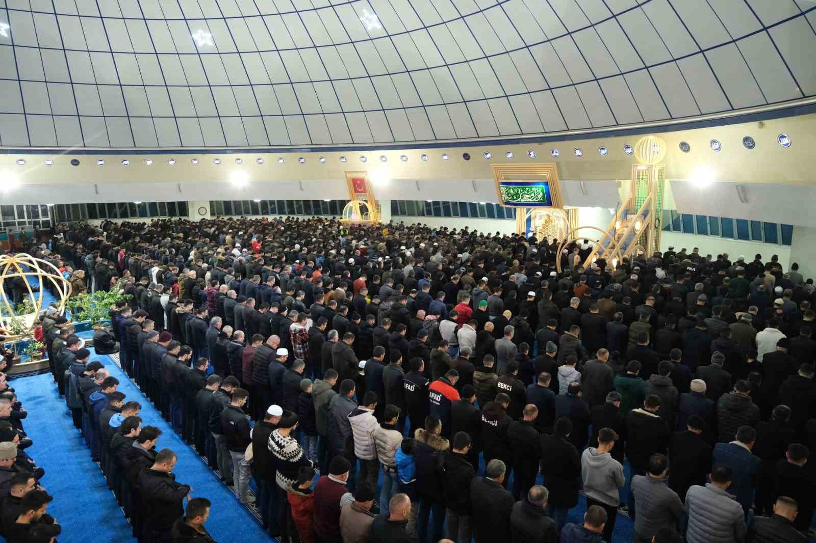 Erzincan’da Miraç Kandili’nde camiler doldu, depremde hayatını kaybedenler anıldı