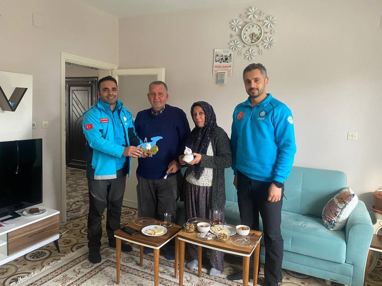 Van UMKE ekipleri enkazda kurtardıkları aileyle buluştu