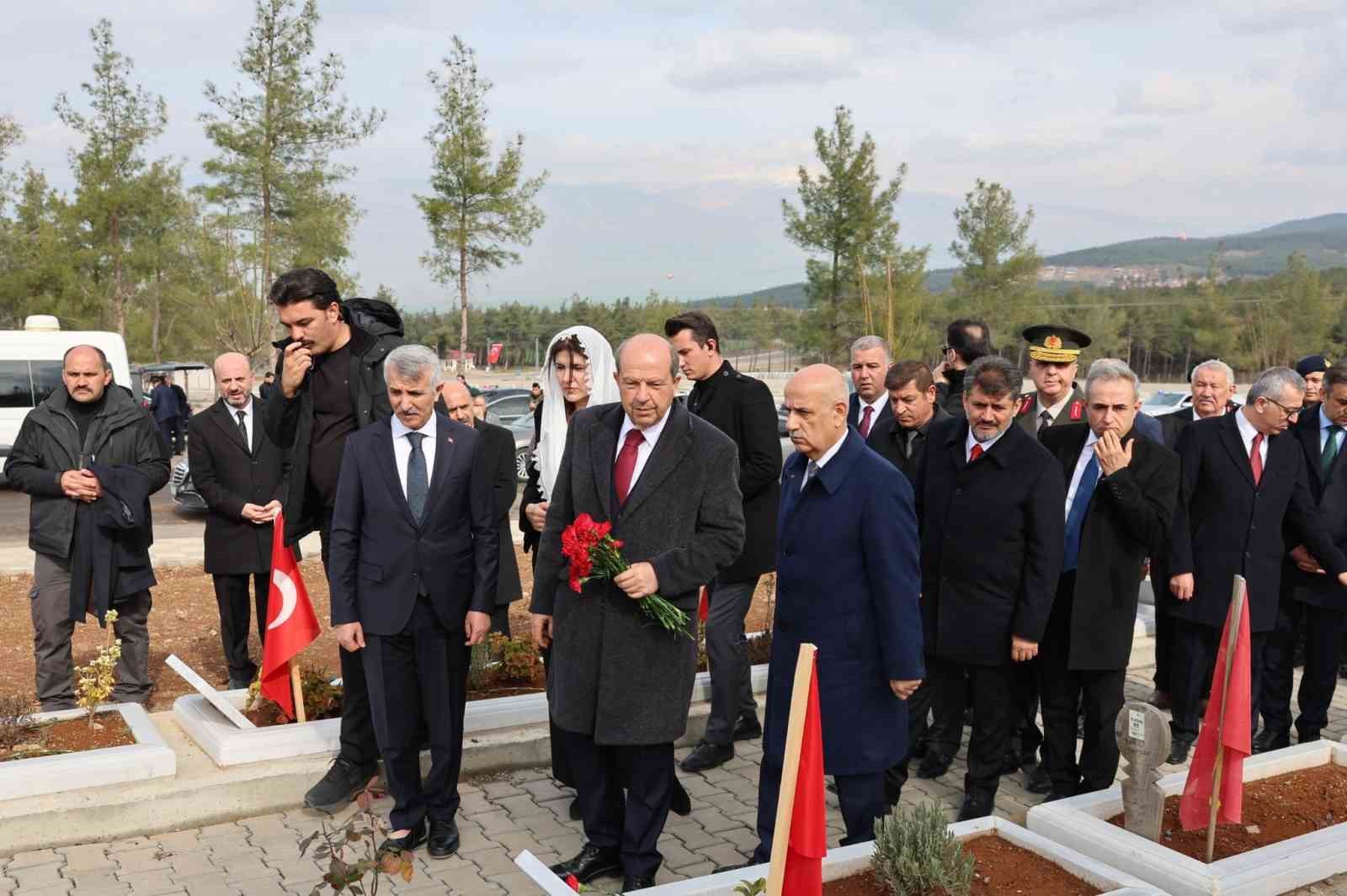 KKTC Cumhurbaşkanı Tatar, Kahramanmaraş’ta mezarlık ziyaretinde bulundu