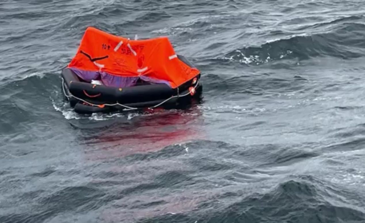 Batan gemideki mürettebatı, “Kimse var mı?” anonslarıyla arıyorlar