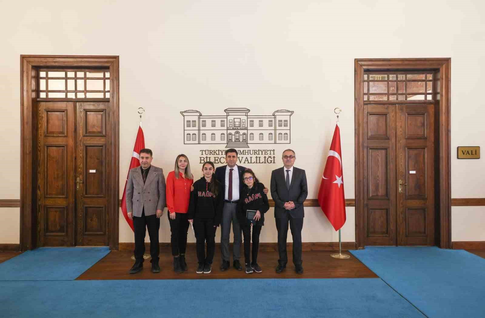 Başarılı öğrenciler Vali Aygöl’e projelerini anlattı