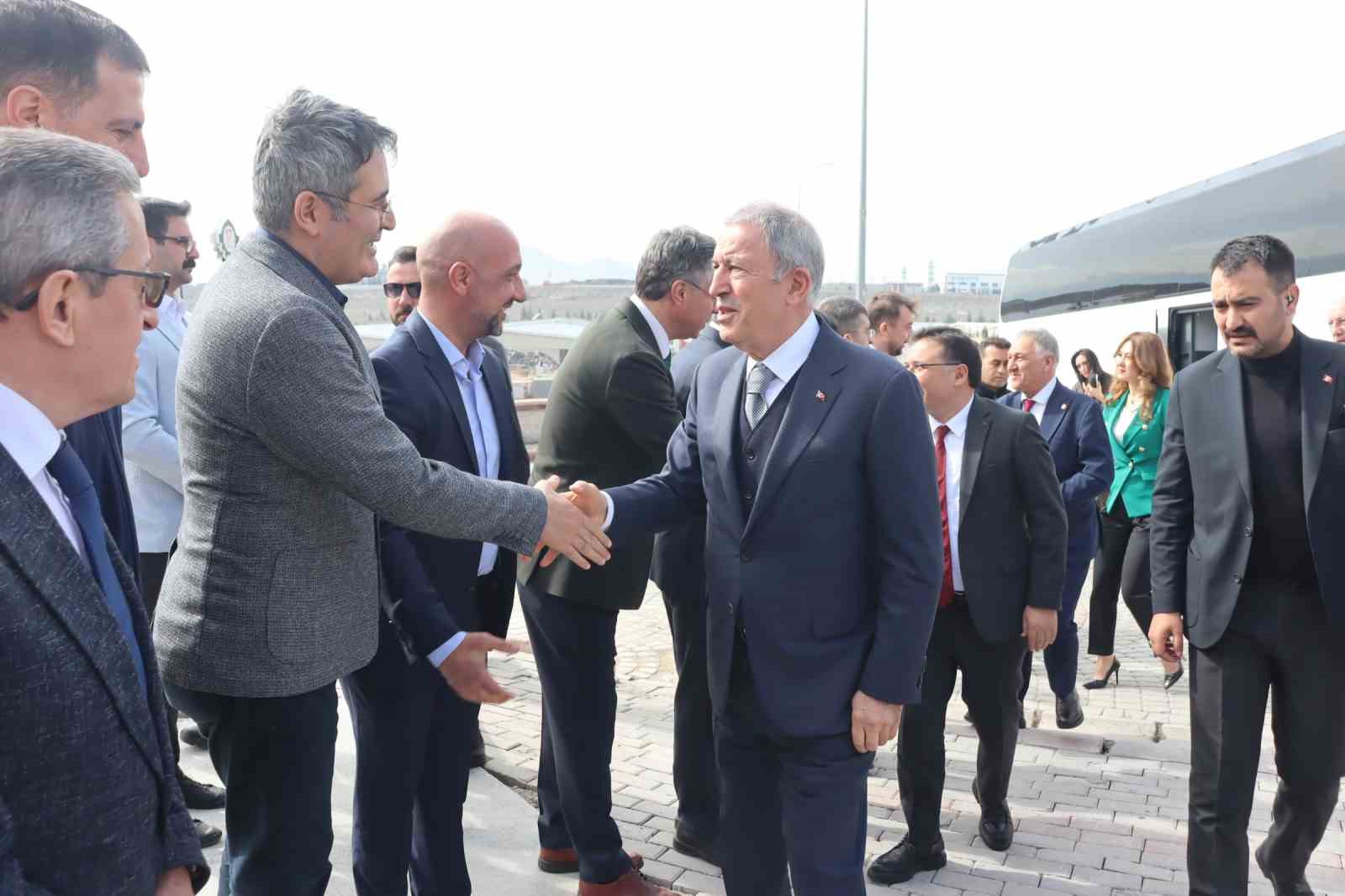Hulusi Akar’dan TOMTAŞ’a övgü: “Güzel ve örnek bir tesis”