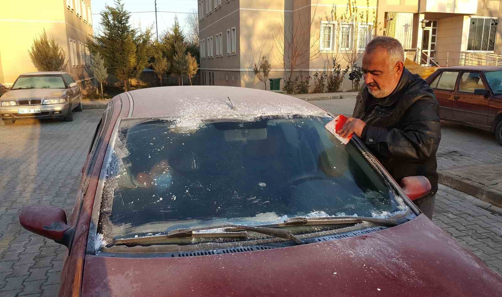 Erzincan’da soğuk havada havaya serpilen kaynar su yere düşmeden buz oldu