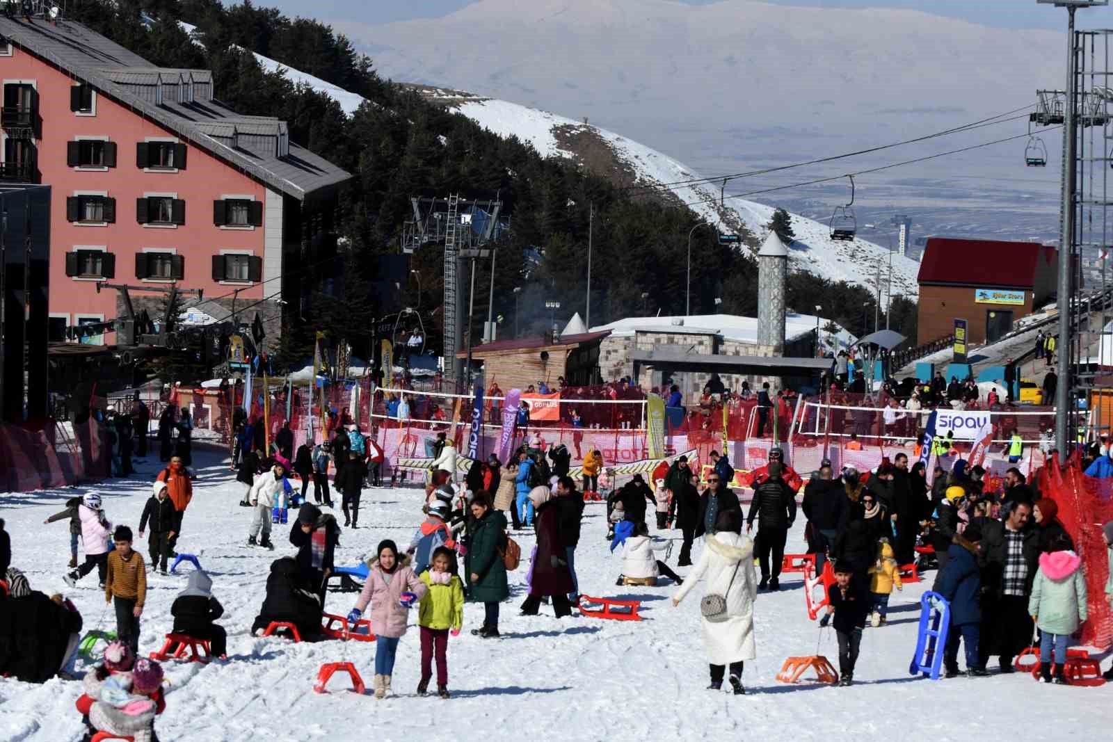 Palandöken’de yediden yetmişe kayak coşkusu