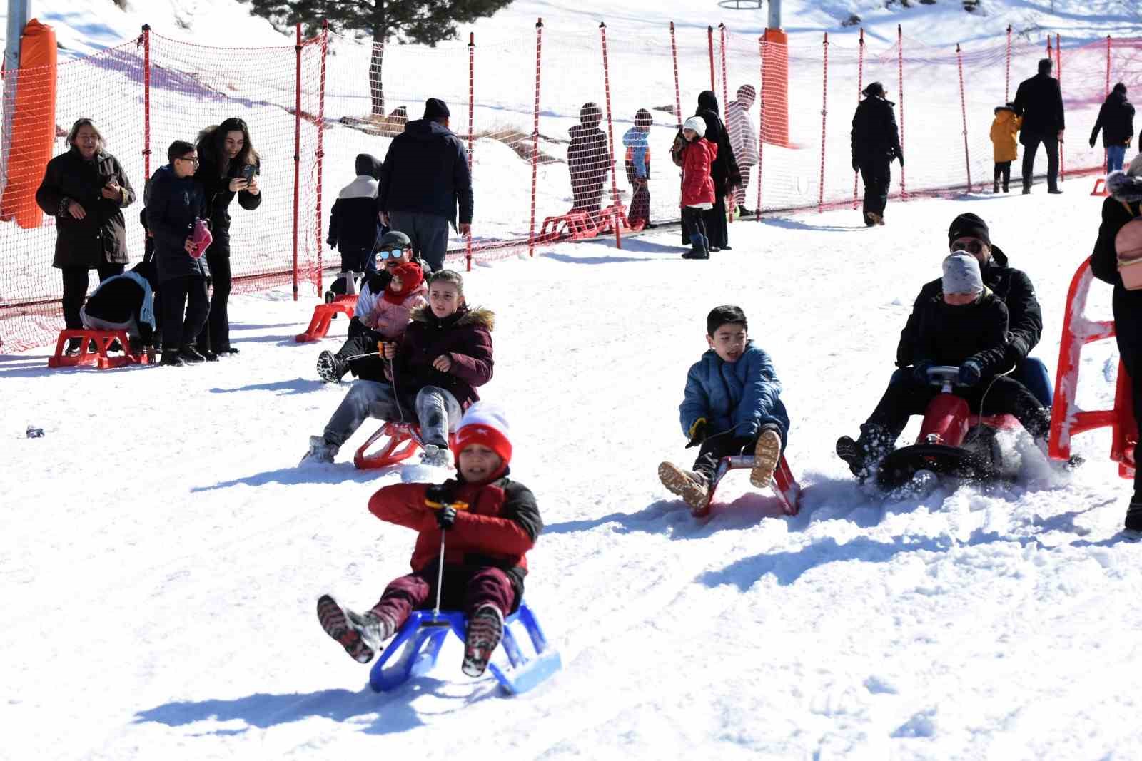 Palandöken’de yediden yetmişe kayak coşkusu