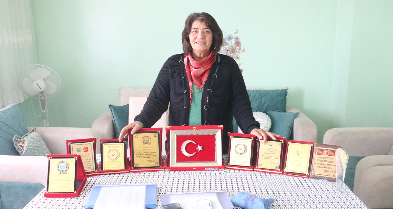 Arkadaşlarının hazırladığı pankartla başladı, çeyrek asırdır muhtarlık yapıyor