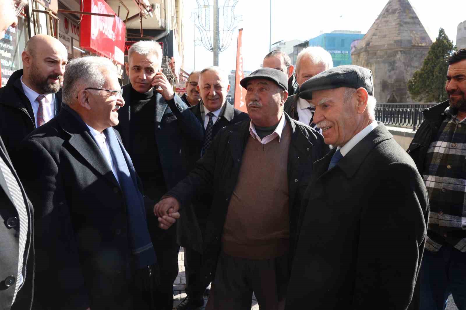 Başkan Büyükkılıç, Yoğunburç’ta esnafla kucaklaştı
