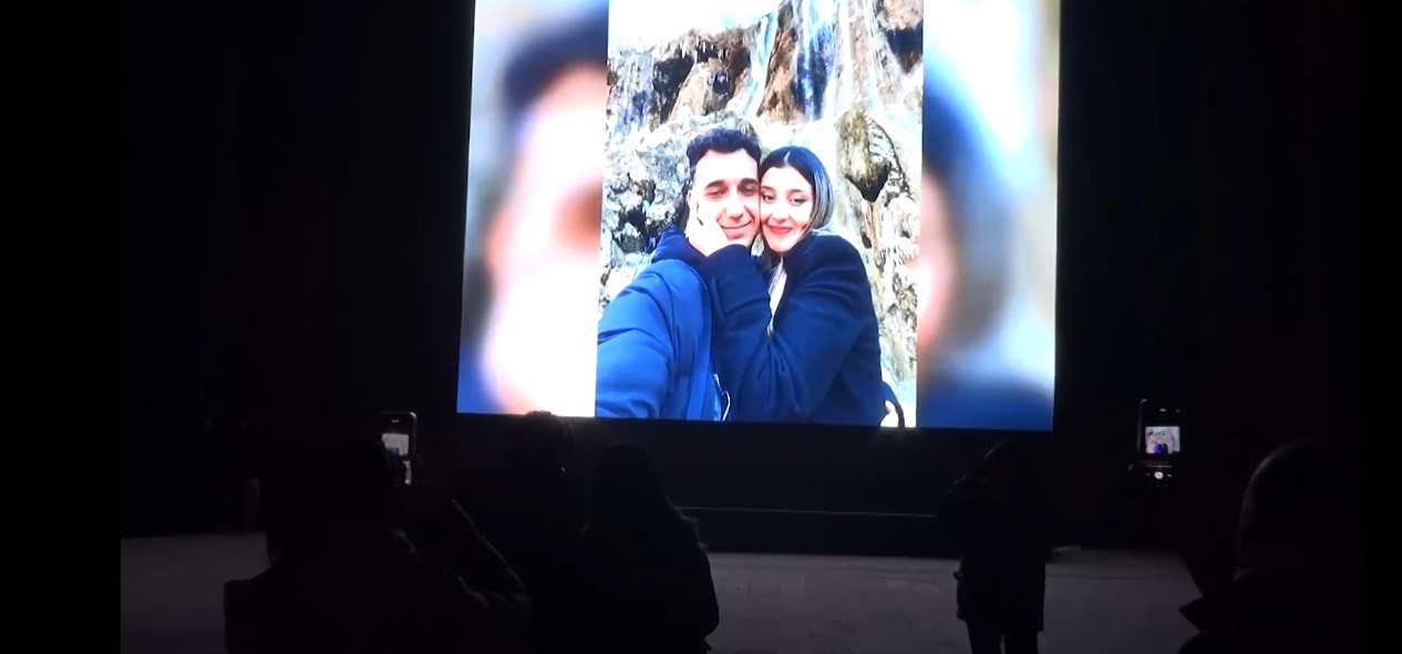 Billboard önünde sürpriz evlilik teklifi