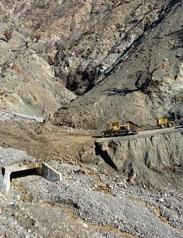 Heyelan nedeniyle kapanan yol açılıyor
