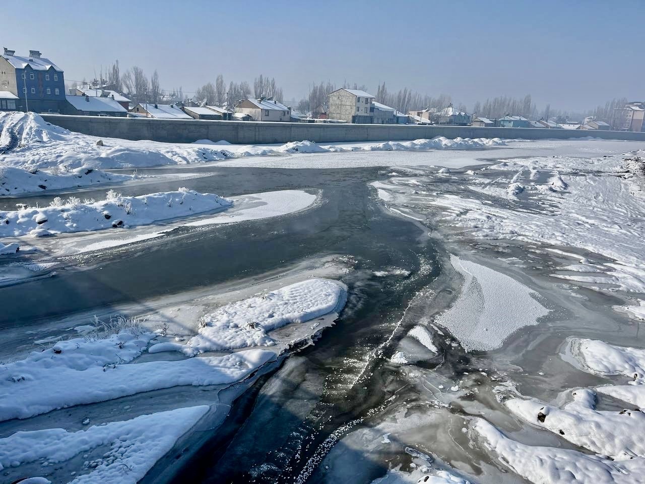 Ağrı buz kesti