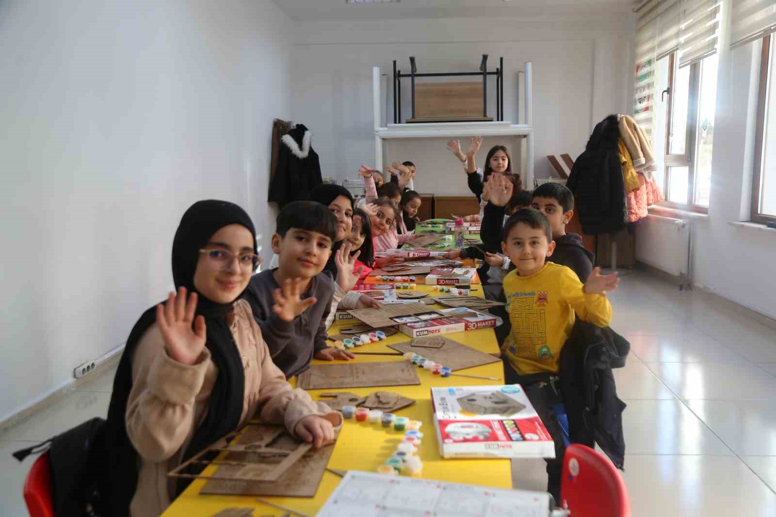 Melikgazi’nin eğlenceli atölyelerinde çocuklar hem eğlendi hem öğrendi
