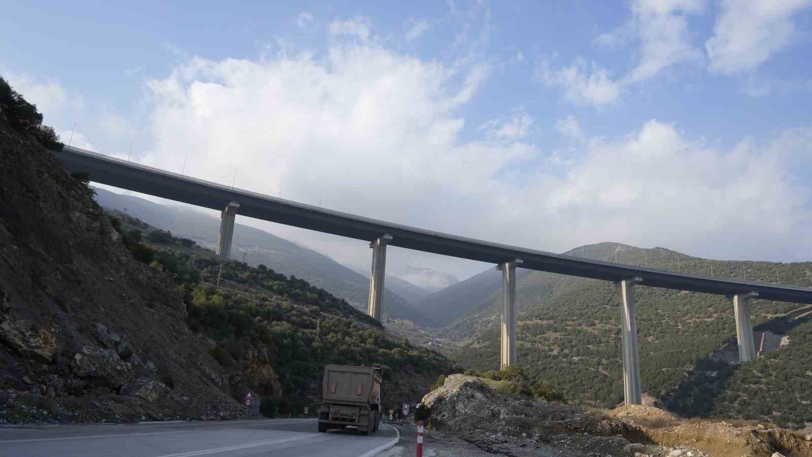 Dev viyadüklerdeki genleşme derzleri ve deprem takozlarındaki bozulmalar çelik malzemelerle giderildi