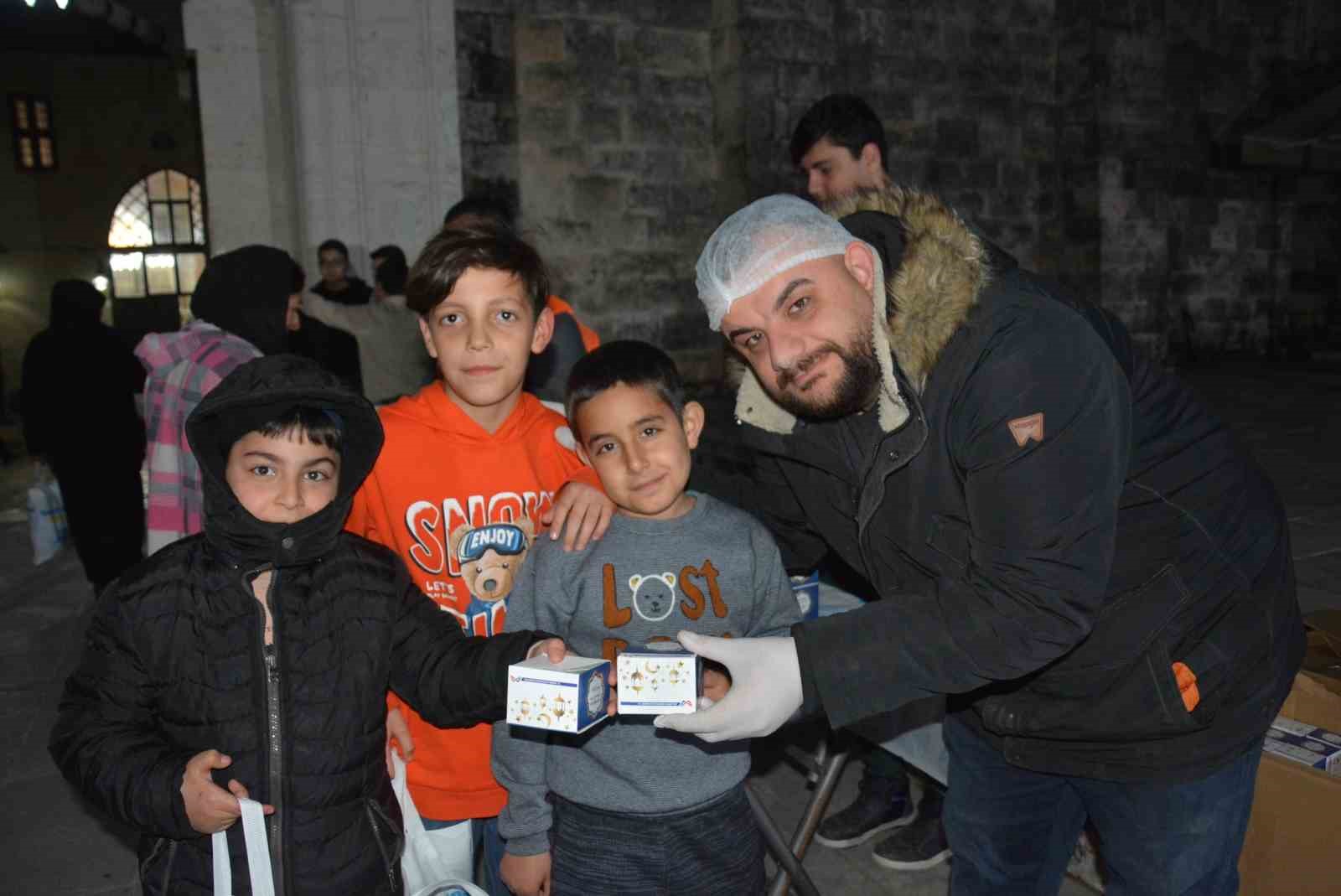 Mersin’de kandilde 15 bin simit dağıtıldı