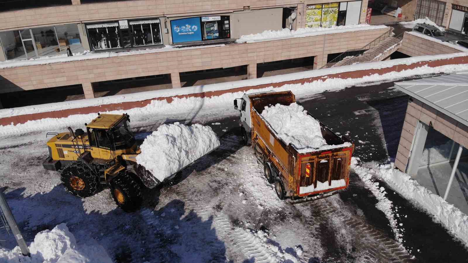 Bitlis’te kamyonlar kar taşınıyor