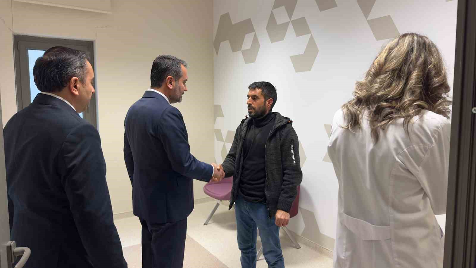 Göçükten sağ kurtarılan madencilerden ilk görüntü