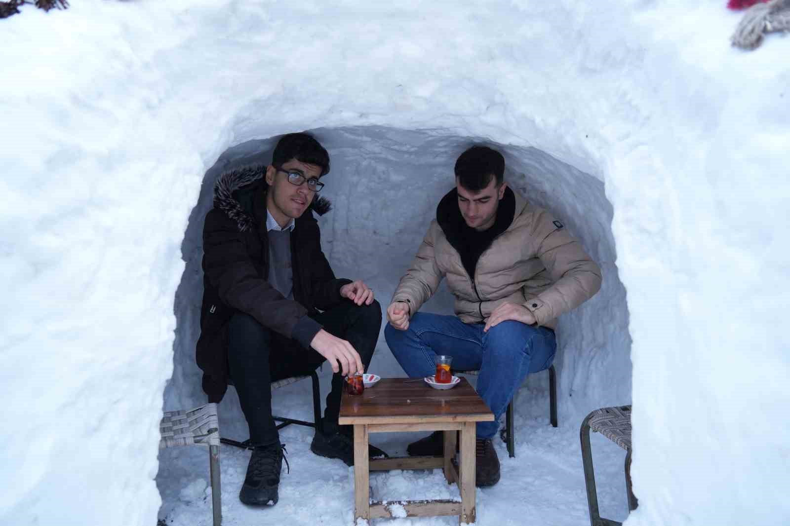 İglo kahvehaneye büyük ilgi