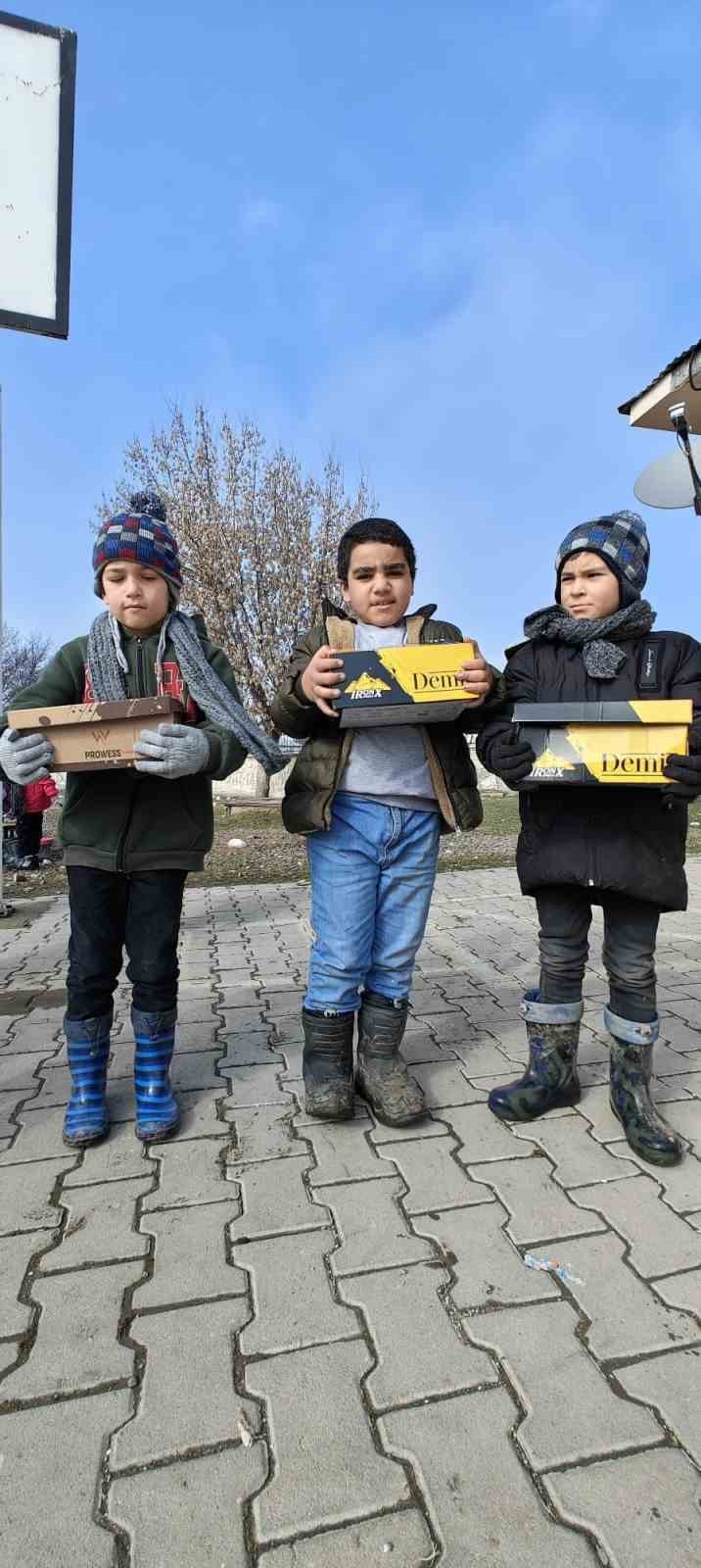 Muş’ta bir araya gelen gönüllüler köy okullarındaki öğrencileri sevindiriyor