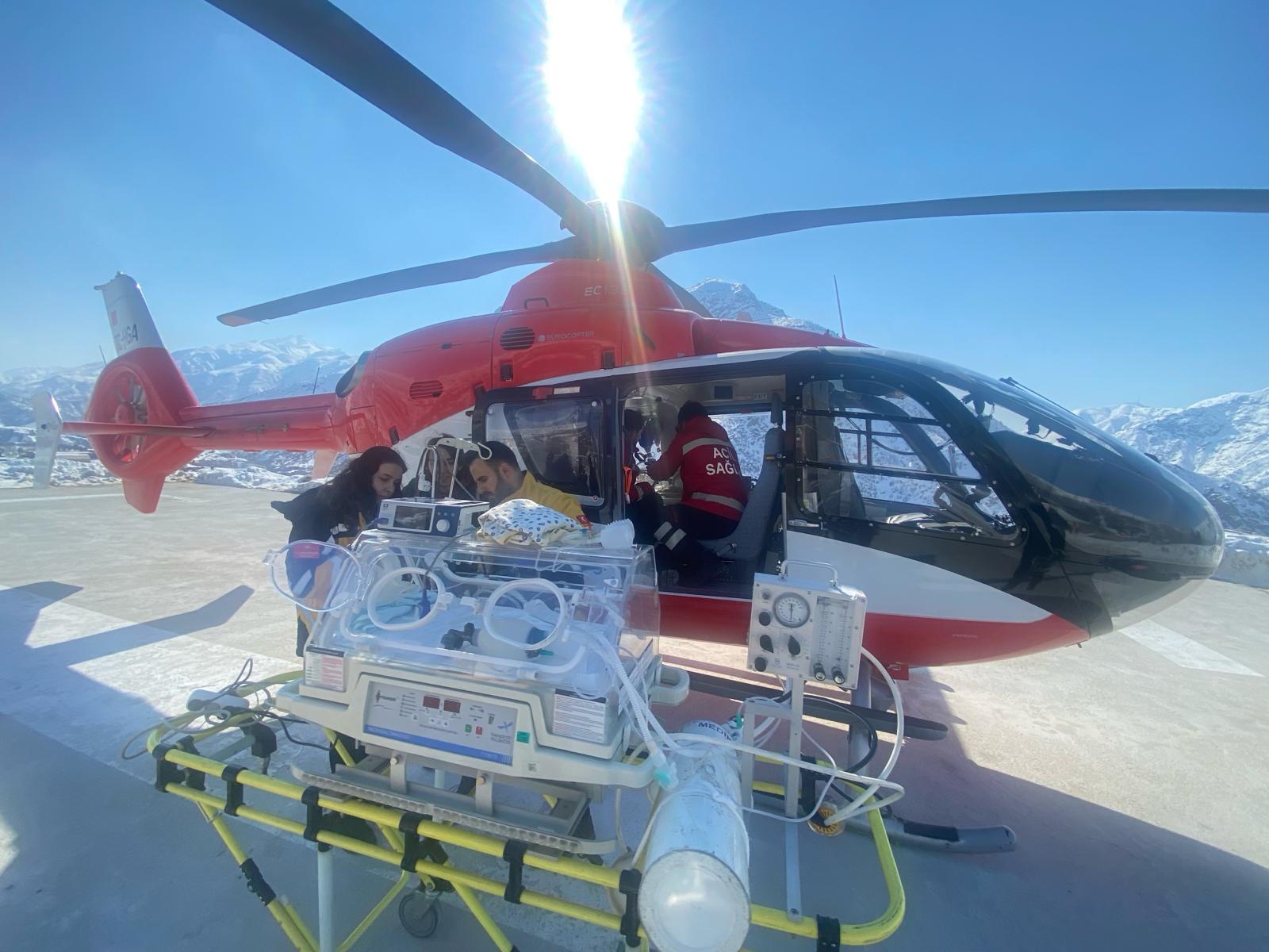Ambulans helikopter 8 günlük bebek için havalandı