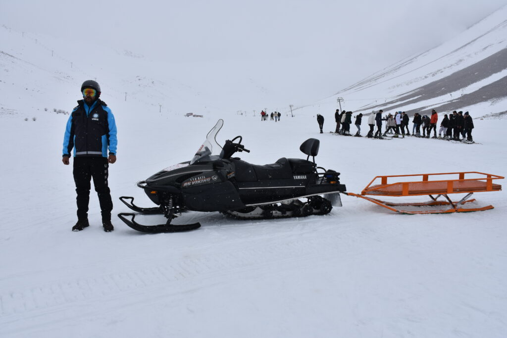 Bakan Koca Van’daki kayak merkezini paylaştı