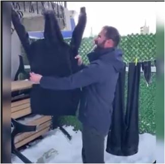 Erzurumlu vatandaşın dondurucu havaya tepkisi güldürdü