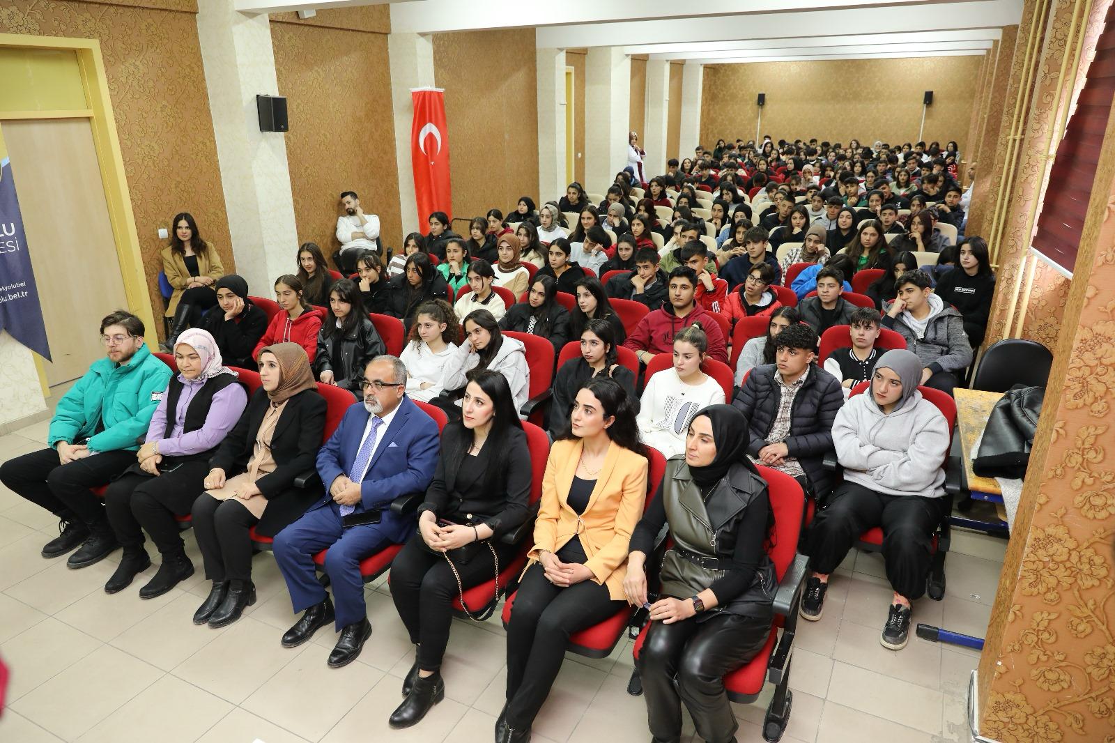 Van’da öğrencilere “Teknoloji Bağımlılığı ve Teknolojiyi Doğru Kullanma” eğitimi verildi