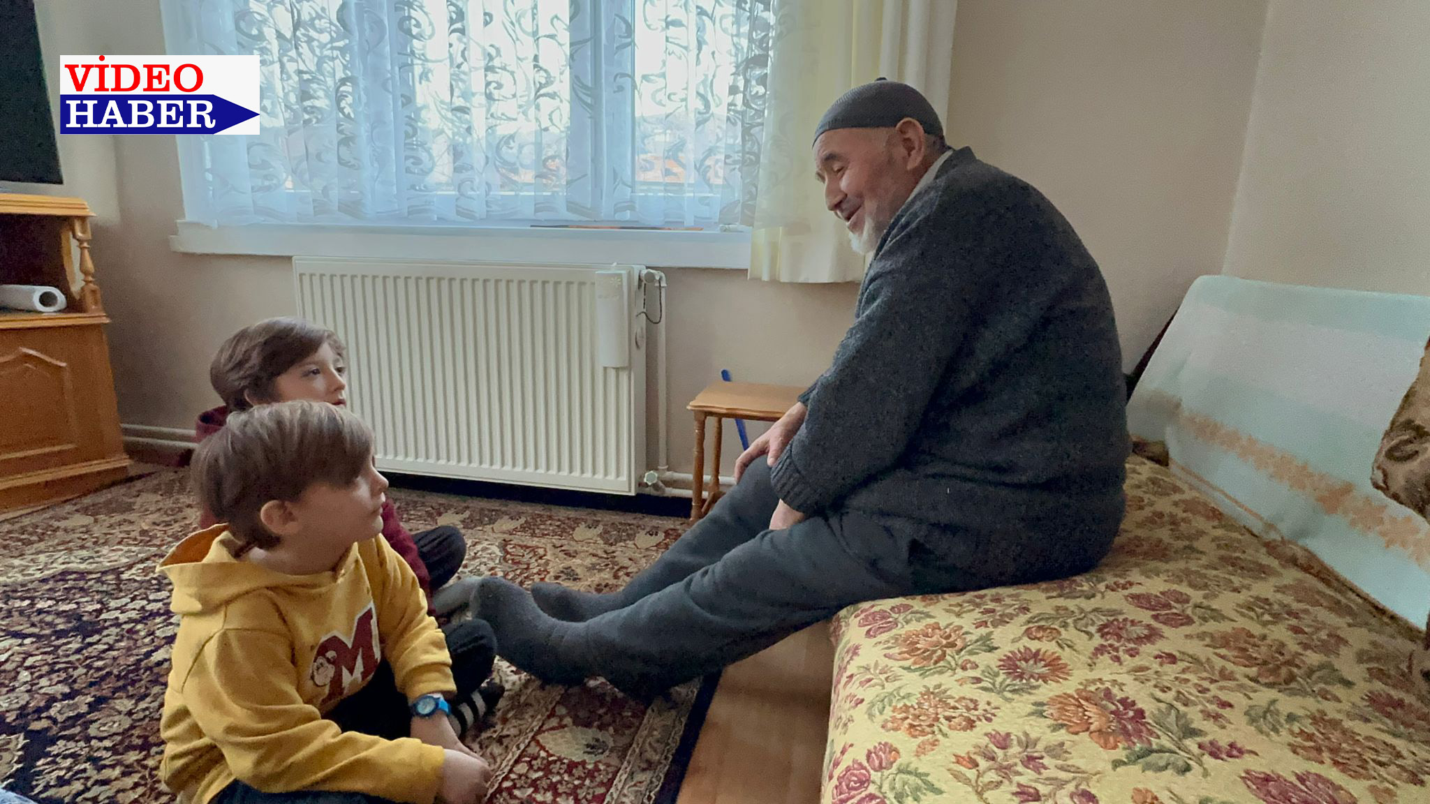 Adil dede anlattı torunlar dinledi