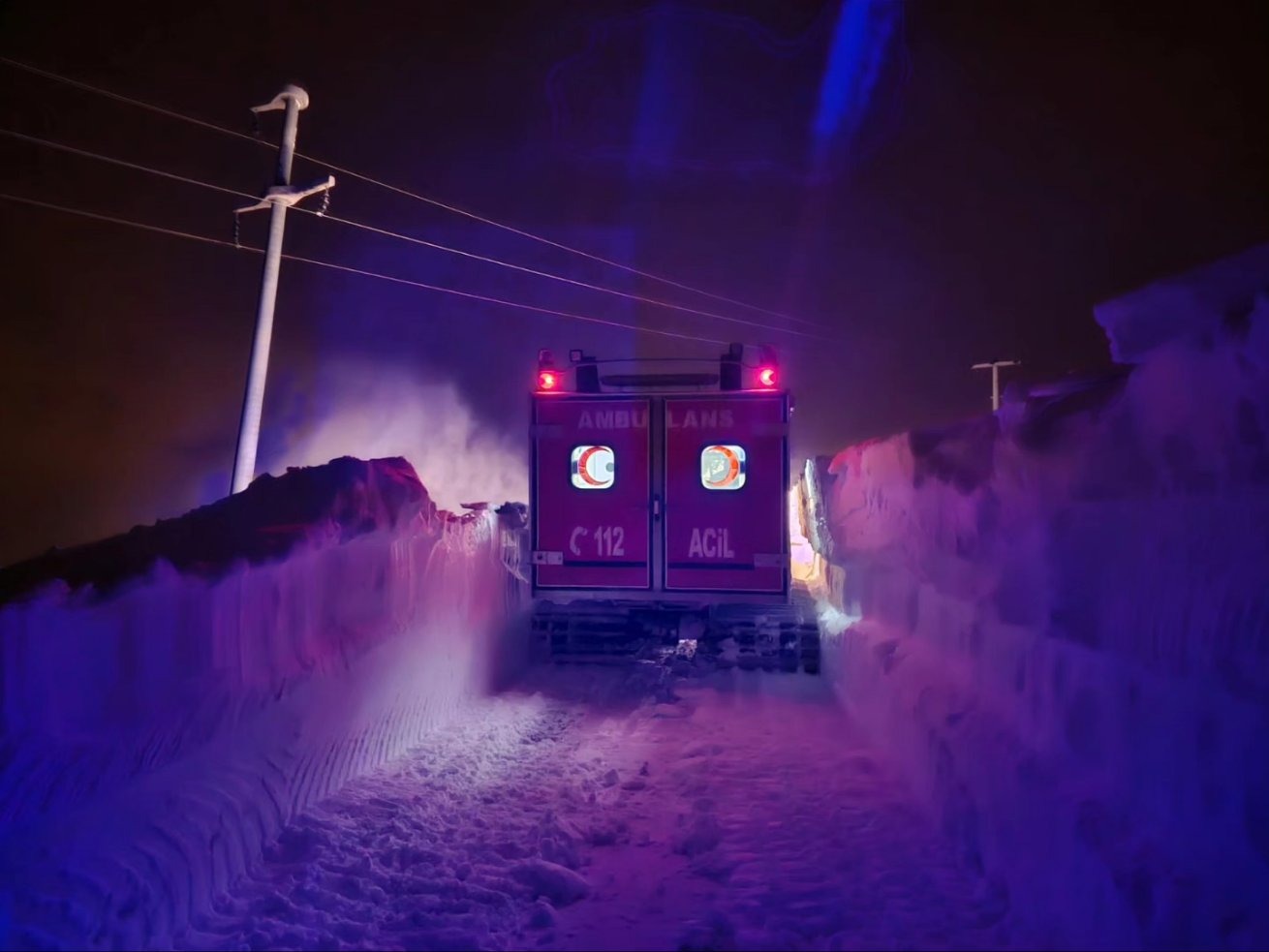 Van’da 65 yaşındaki hasta Snowtrack ambulansı ile hastaneye ulaştırıldı