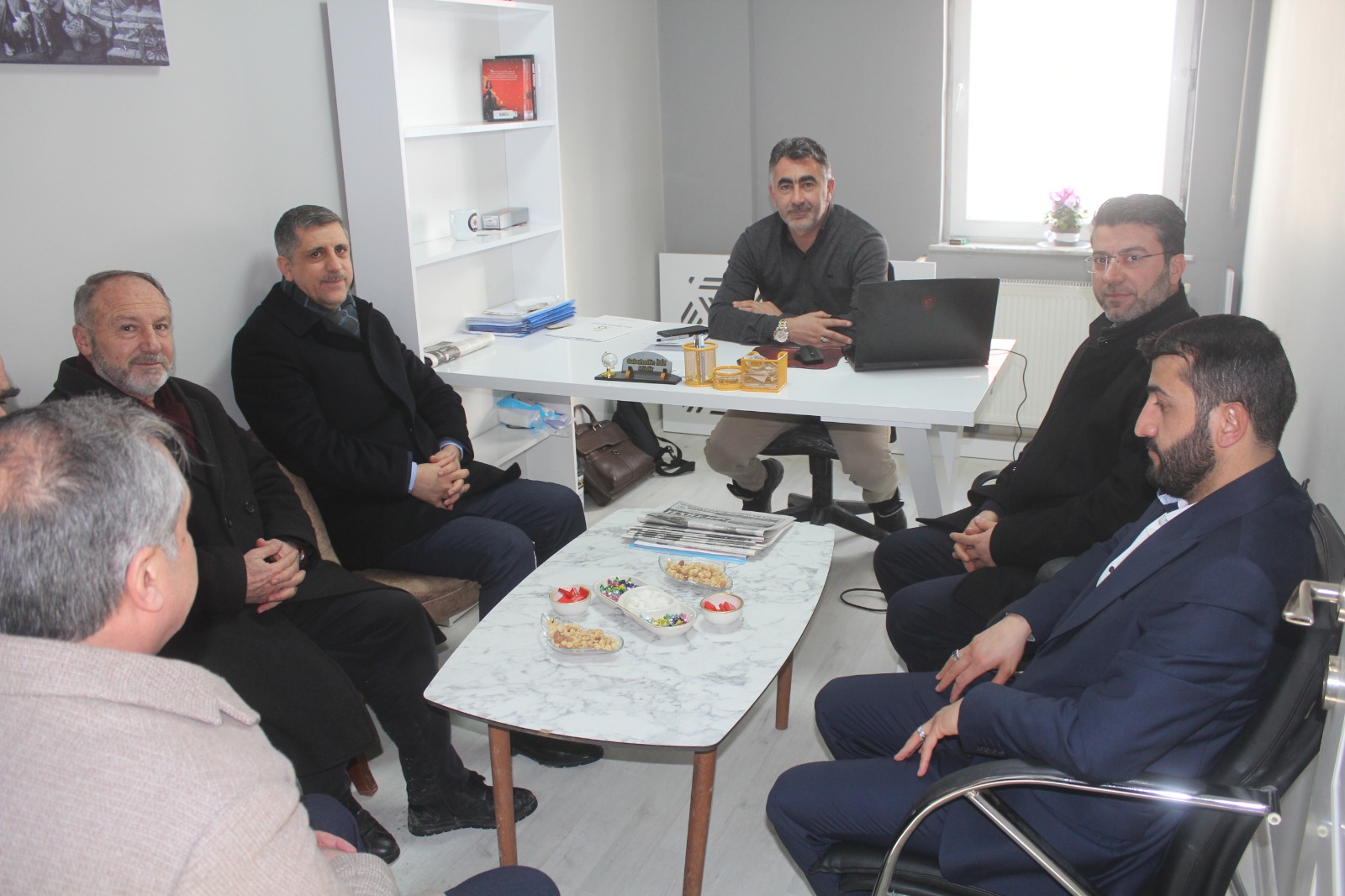 HÜDA PAR Van Büyükşehir Belediye Başkan adayı Oğuz Haber Gürpınar’ı ziyaret etti