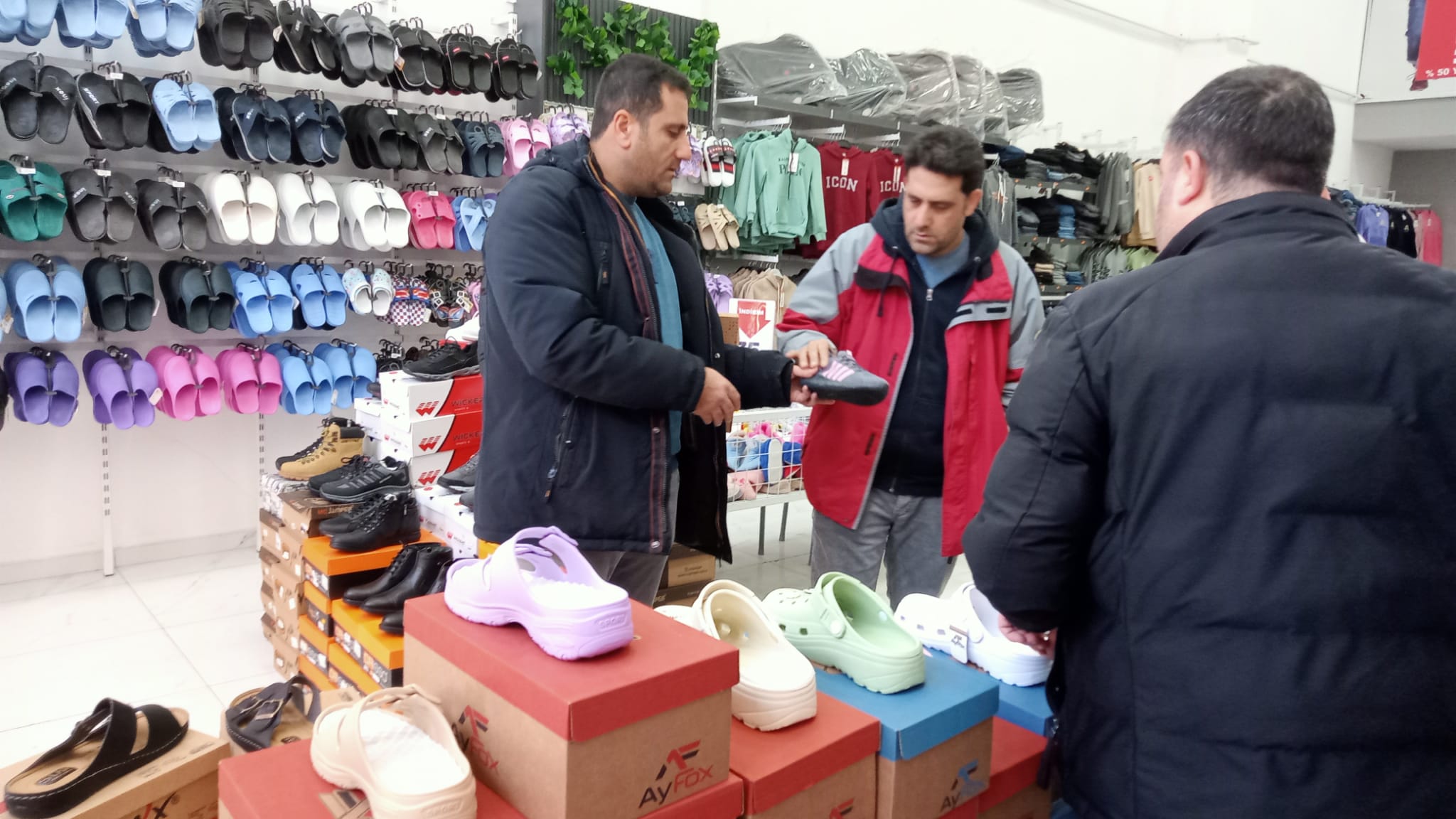 İranlı Turistler Van Esnafının Yüzünü Güldürdü