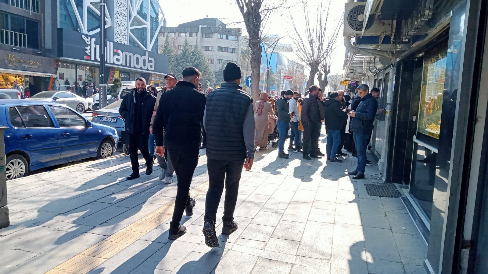 Güneş Yüzünü Gösterdi Van Sokakları Hareketlendi