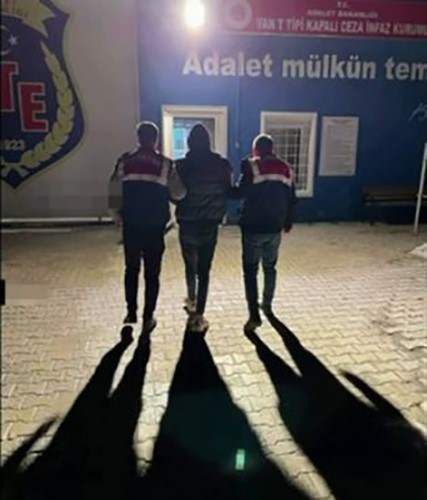 Van’da değişik suçlardan aranan 10 kişi tutuklandı