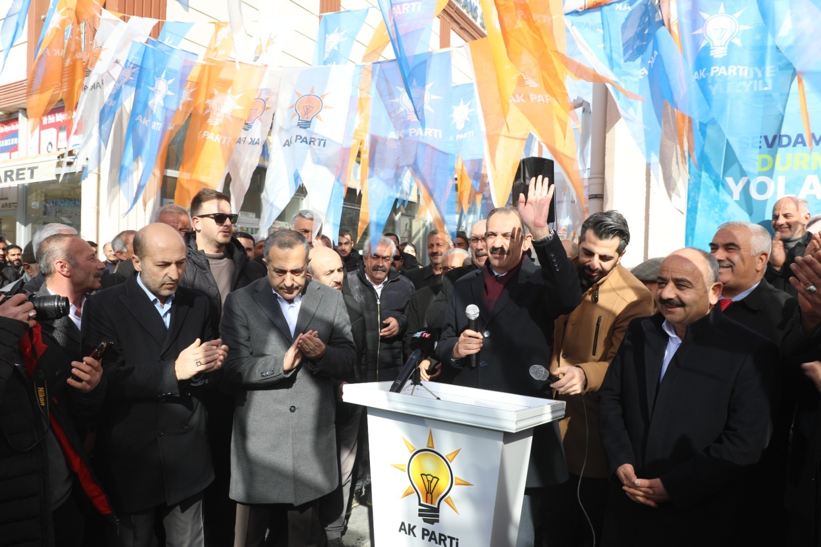 Başkan Tanış’tan miting havasında seçim bürosu açılışı