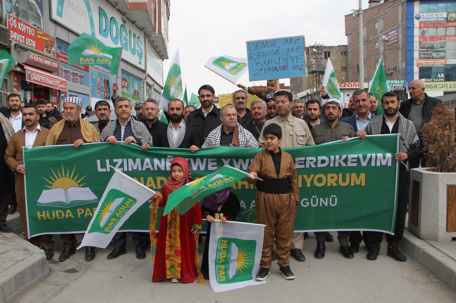 HÜDA PAR Van’da “Dünya Anadil Günü”nü kutladı